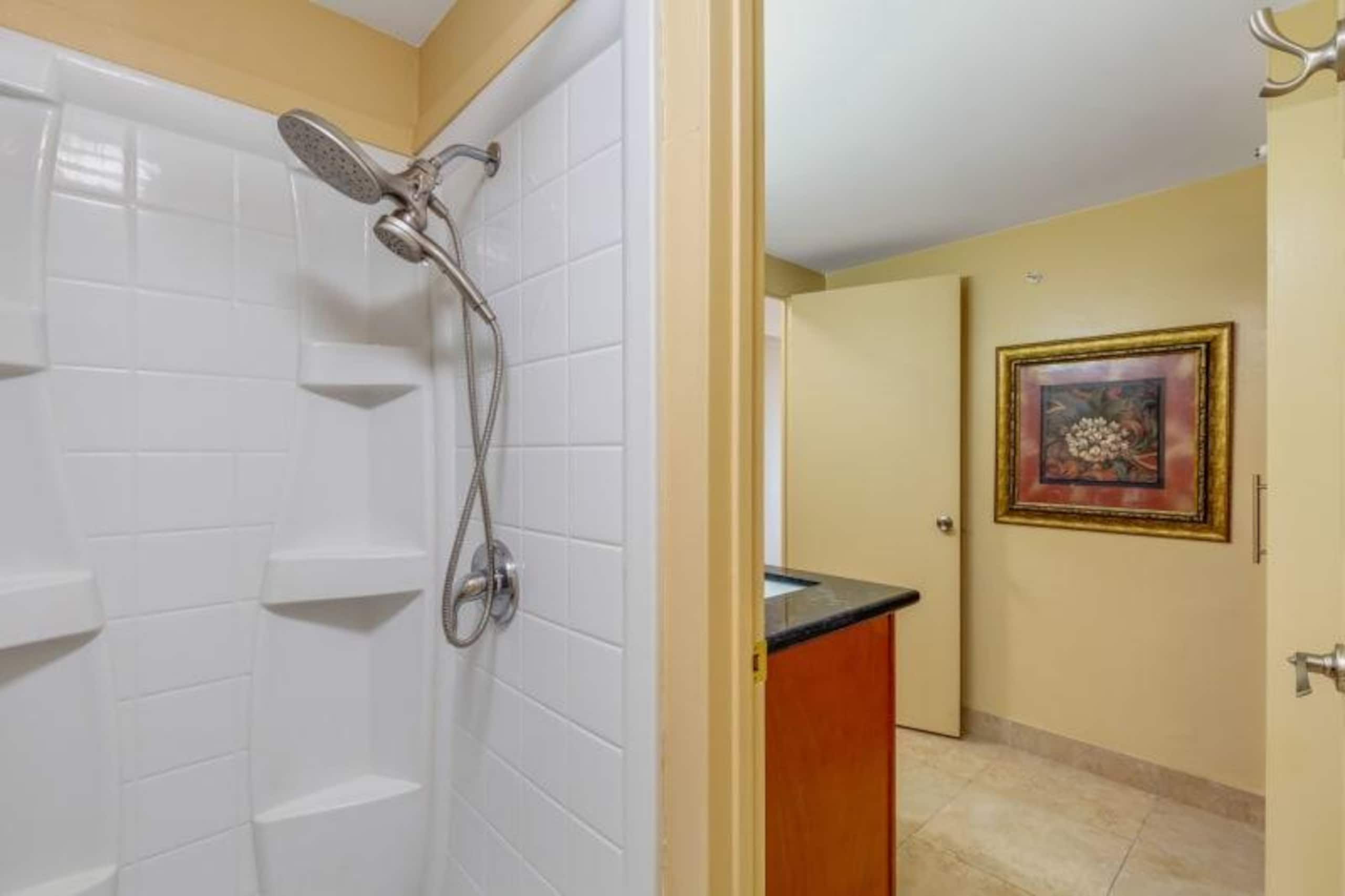 Condo in Honolulu · ★4.71 · Studio · 1 bed · 1 private bath - Image 6