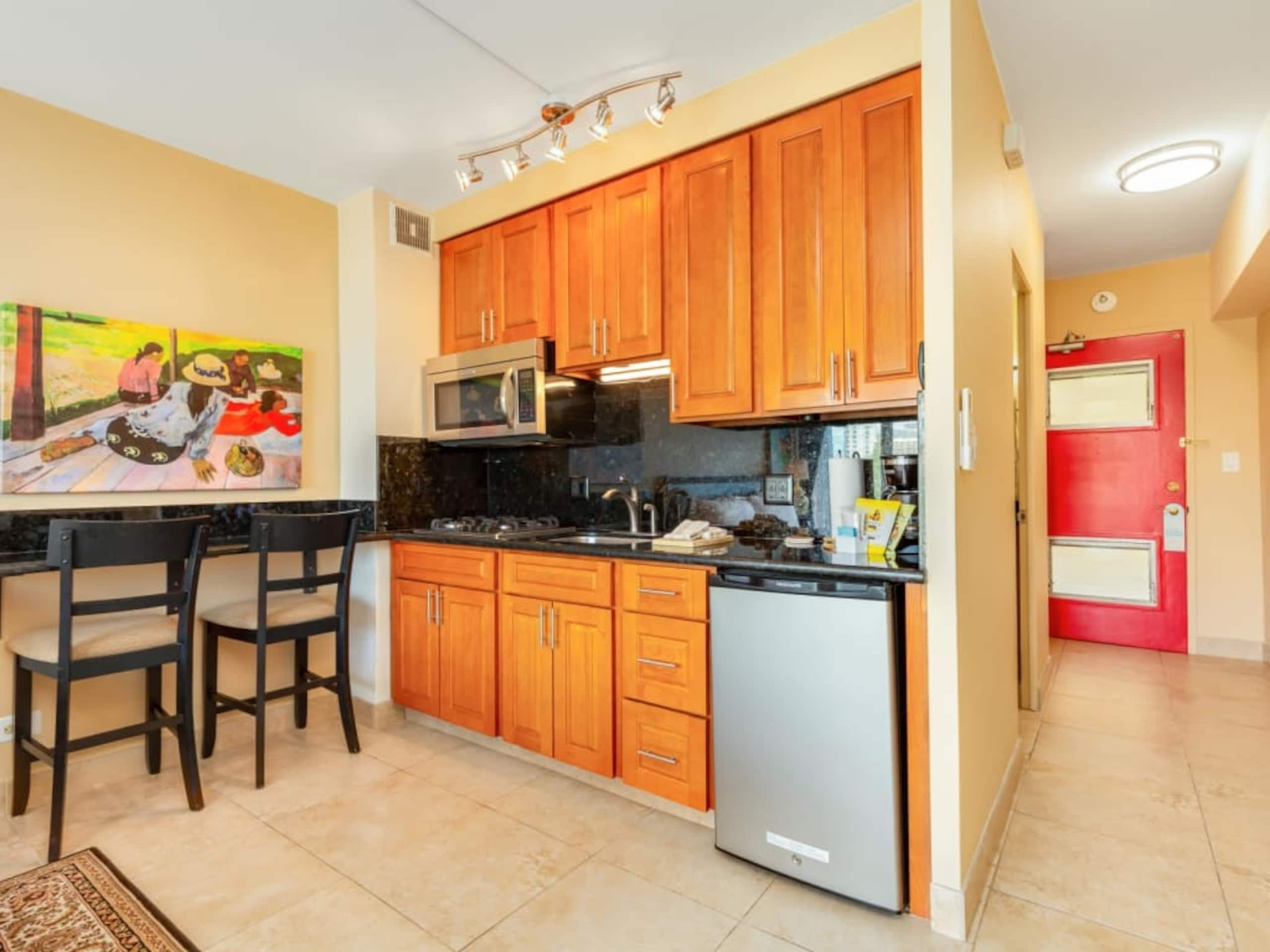 Condo in Honolulu · ★4.71 · Studio · 1 bed · 1 private bath - Image 4