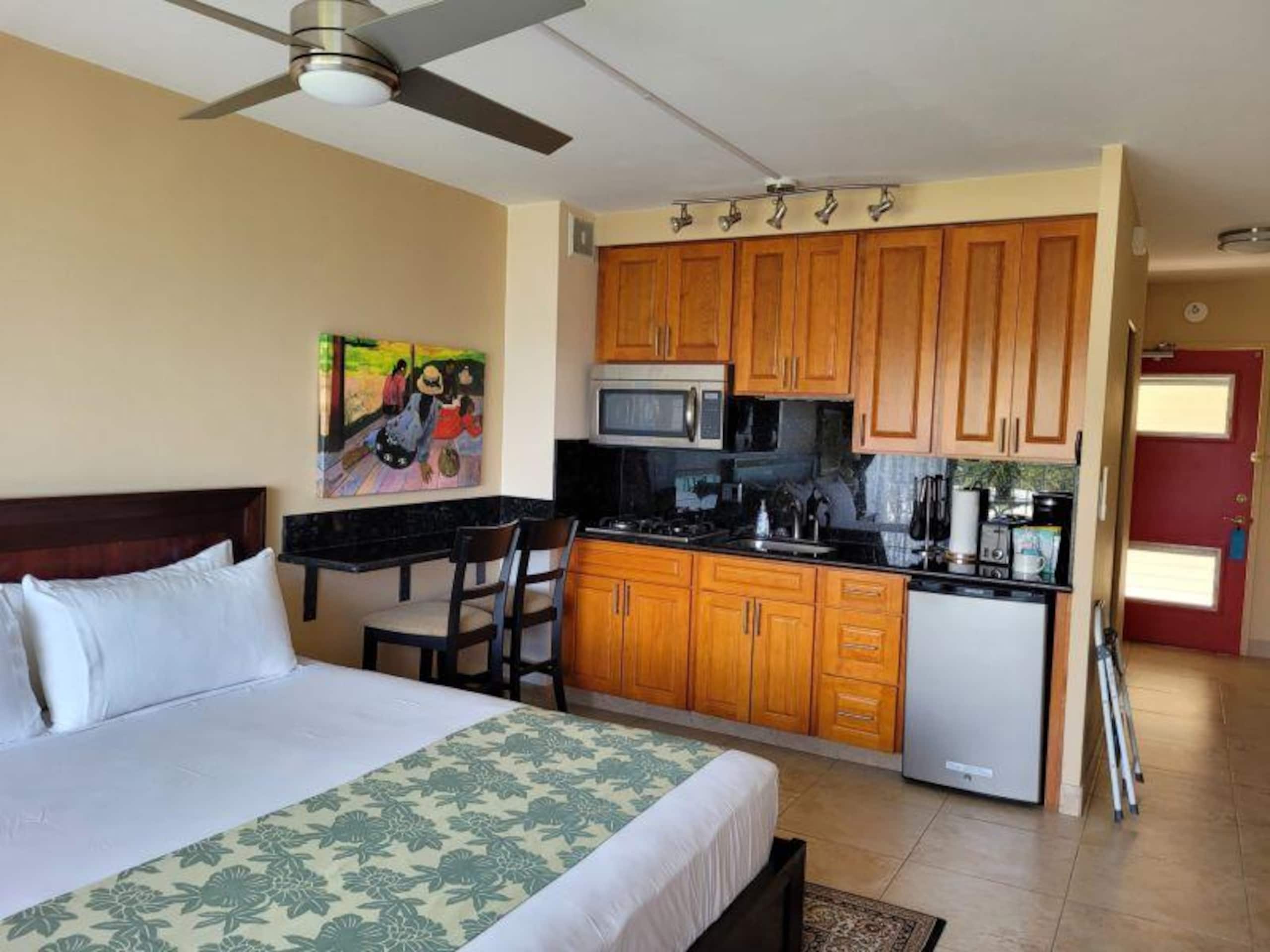 Condo in Honolulu · ★4.71 · Studio · 1 bed · 1 private bath - Image 30