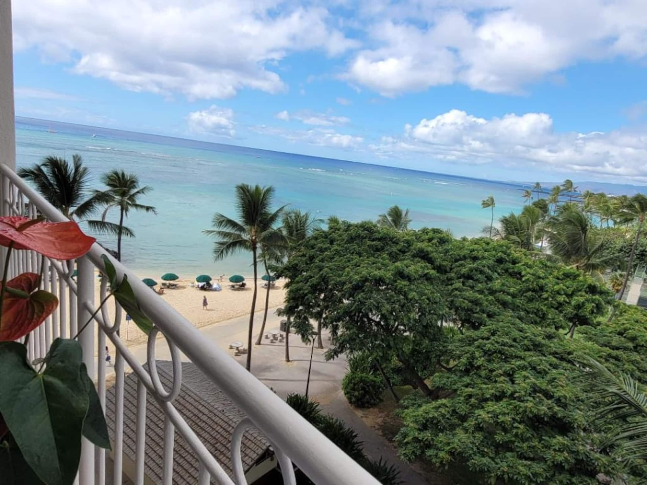 Condo in Honolulu · ★4.71 · Studio · 1 bed · 1 private bath - Image 18