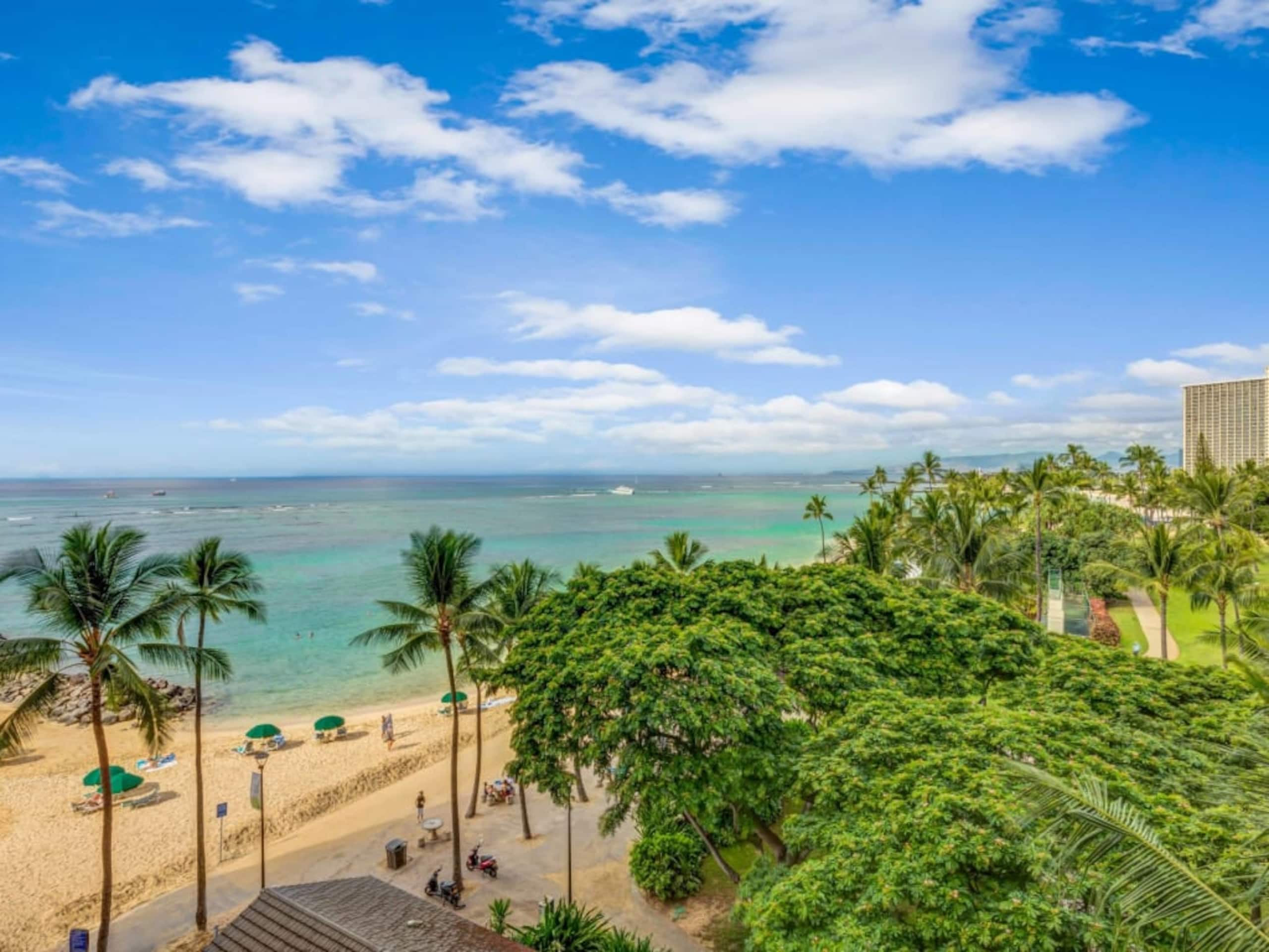 Condo in Honolulu · ★4.71 · Studio · 1 bed · 1 private bath - Image 50