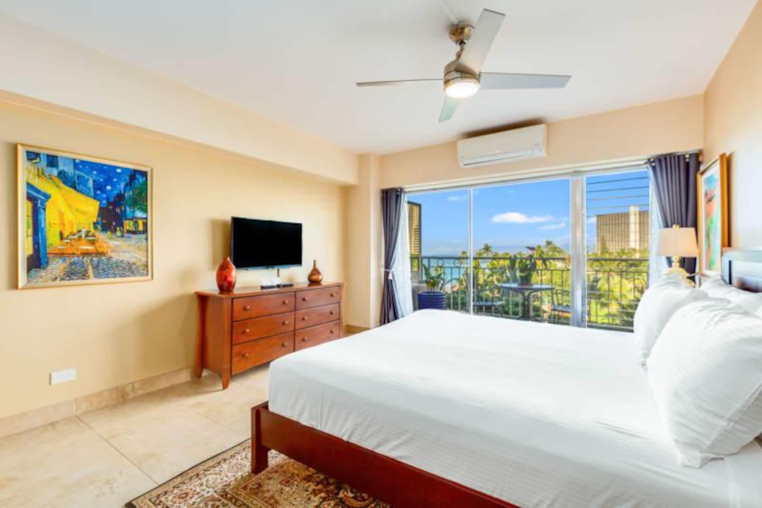 Condo in Honolulu · ★4.71 · Studio · 1 bed · 1 private bath - Image 39