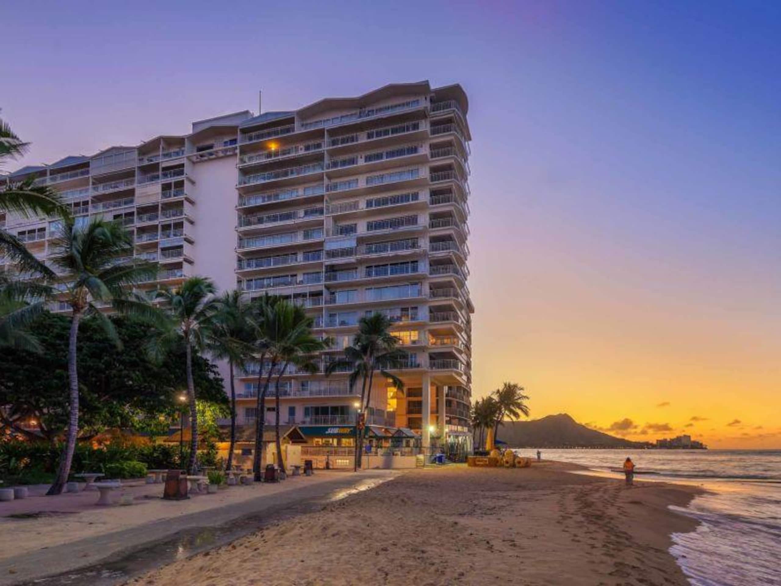 Condo in Honolulu · ★4.71 · Studio · 1 bed · 1 private bath - Image 23