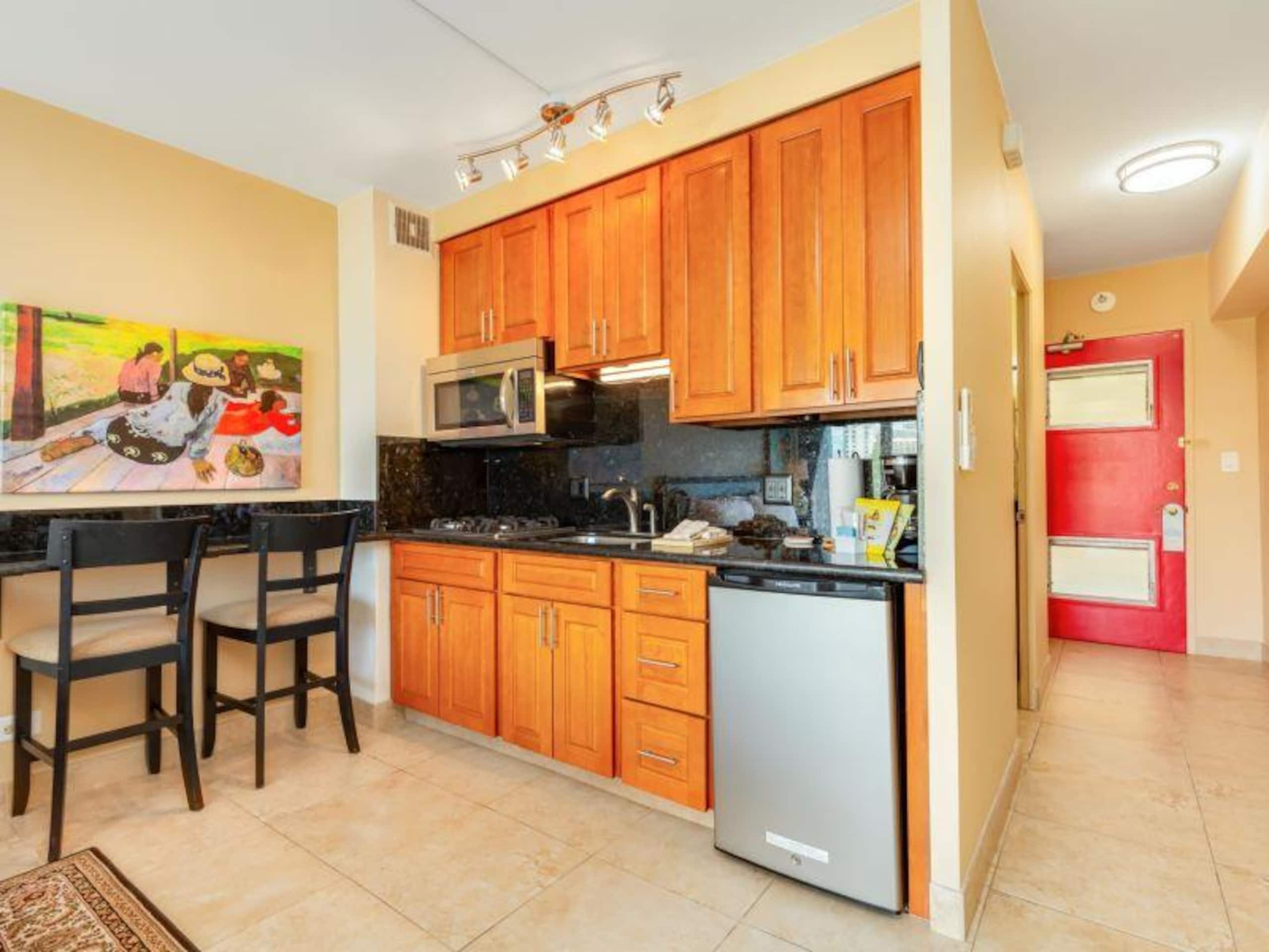 Condo in Honolulu · ★4.71 · Studio · 1 bed · 1 private bath - Image 2