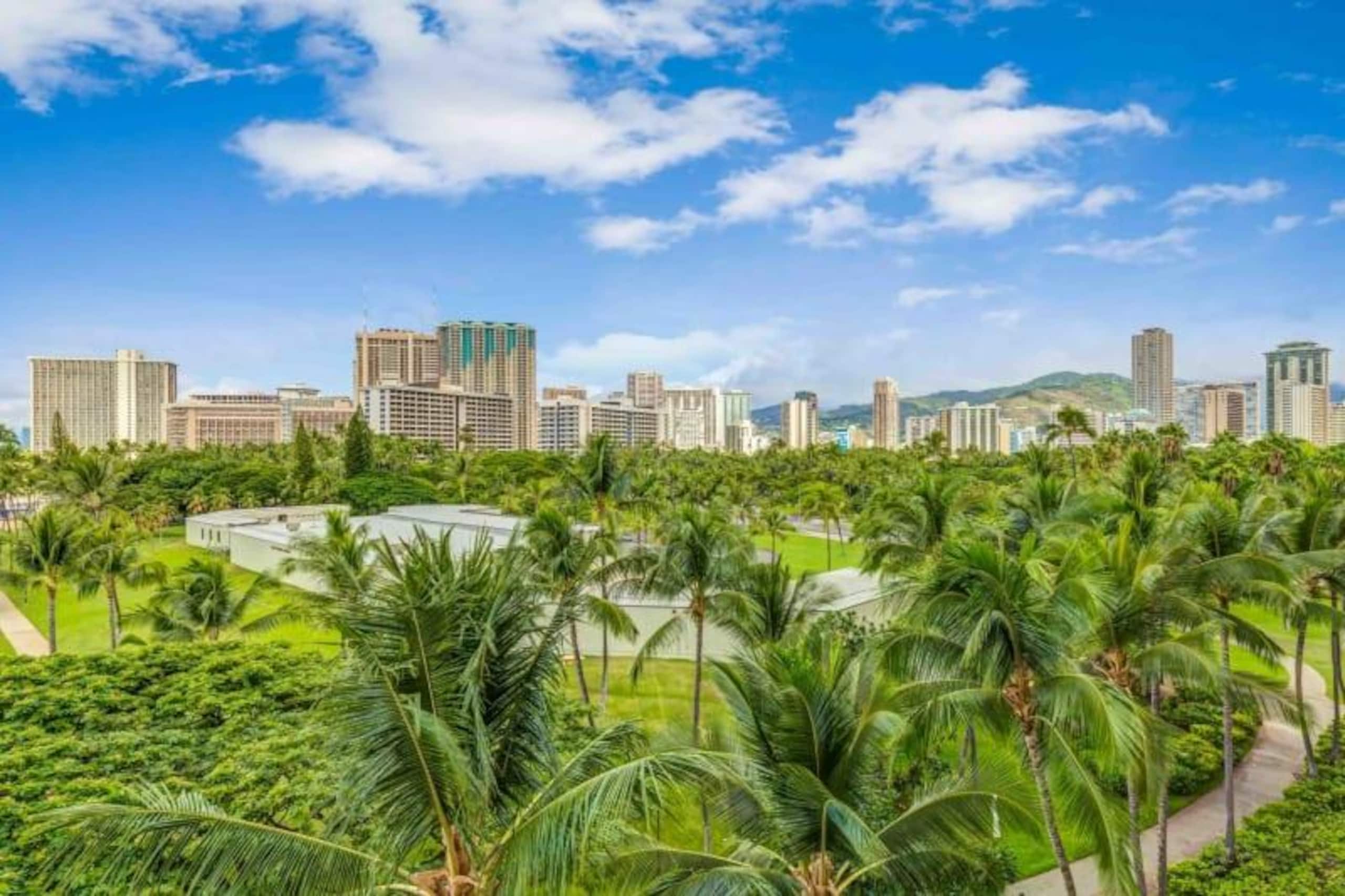 Condo in Honolulu · ★4.71 · Studio · 1 bed · 1 private bath - Image 43