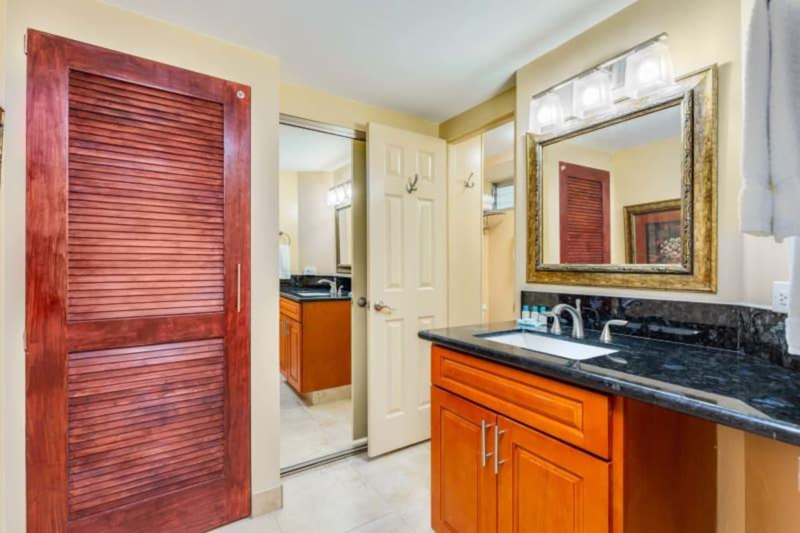 Condo in Honolulu · ★4.71 · Studio · 1 bed · 1 private bath - Image 40