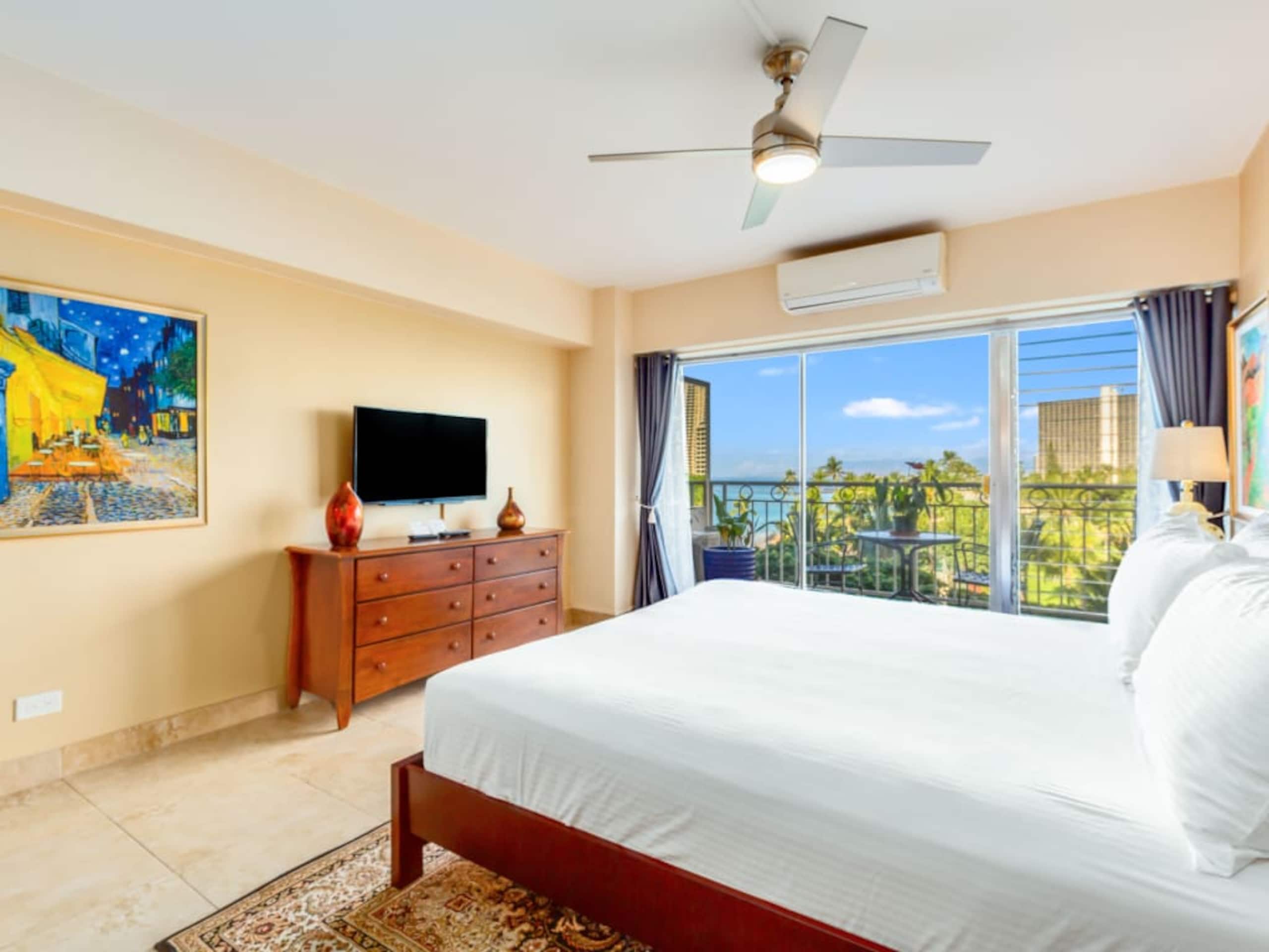 Condo in Honolulu · ★4.71 · Studio · 1 bed · 1 private bath - Image 29