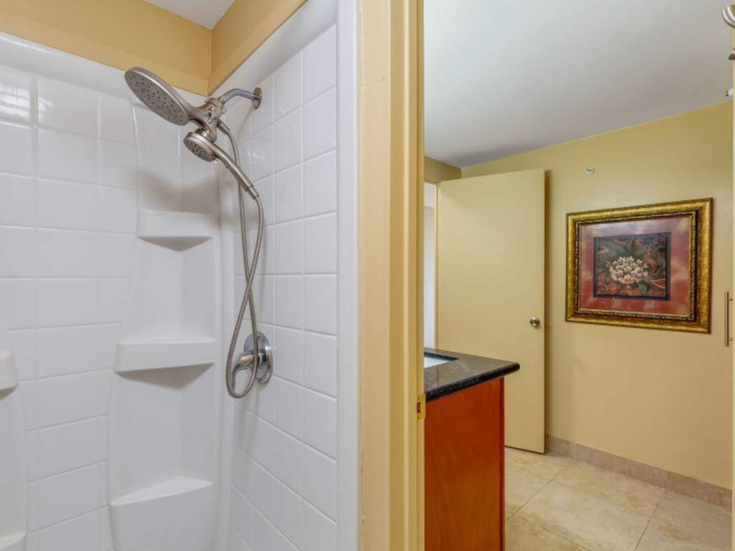Condo in Honolulu · ★4.71 · Studio · 1 bed · 1 private bath - Image 5