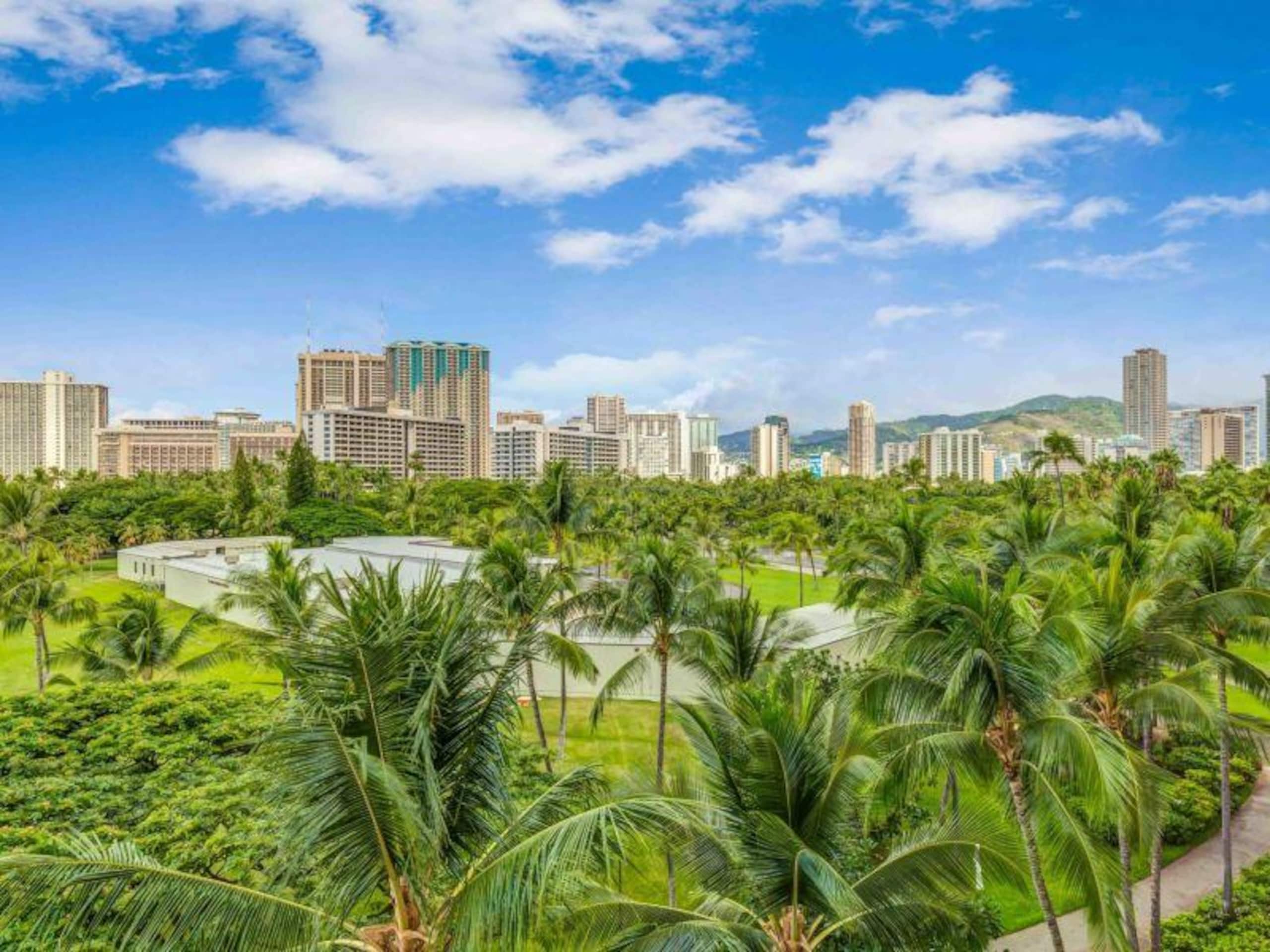 Condo in Honolulu · ★4.71 · Studio · 1 bed · 1 private bath - Image 34