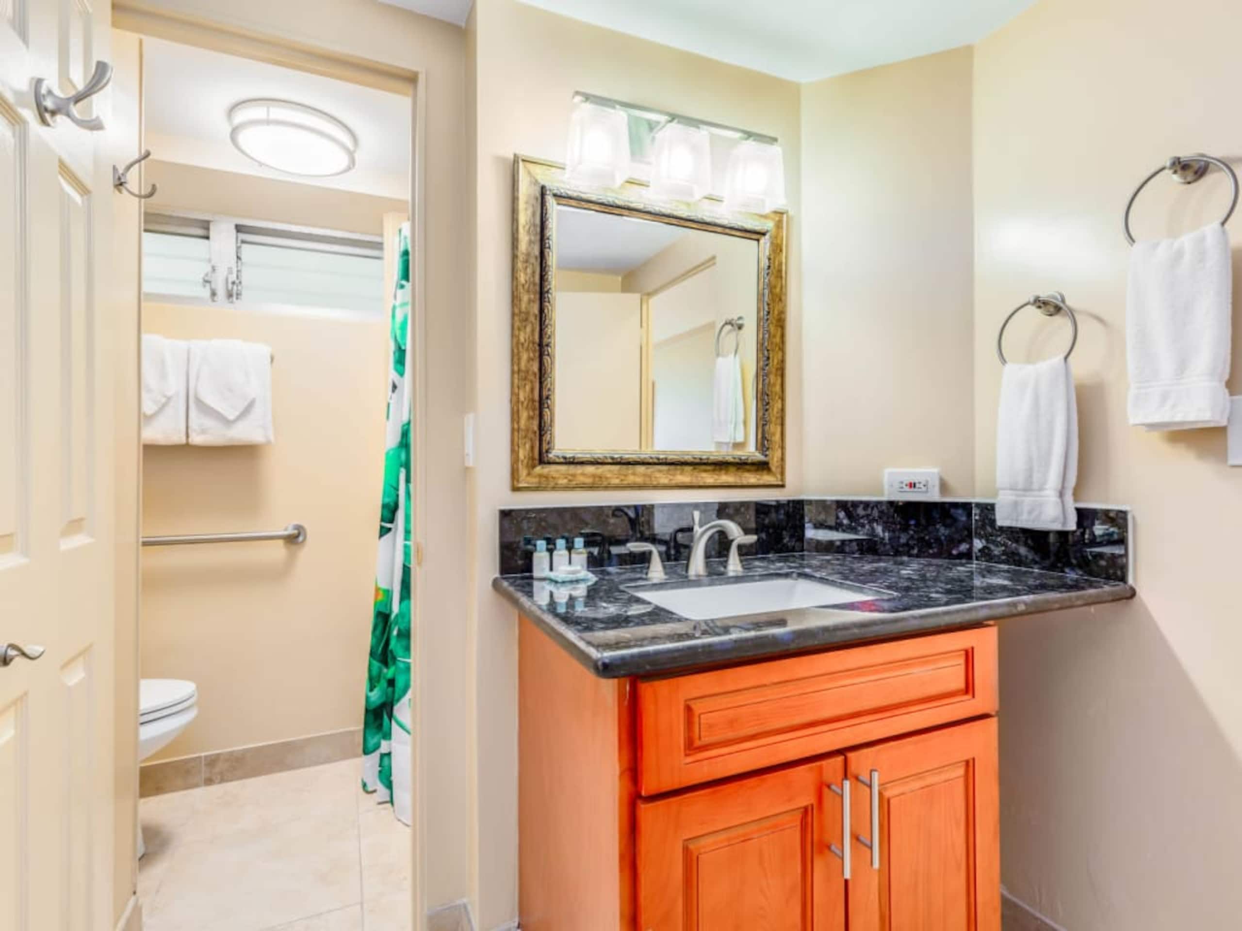 Condo in Honolulu · ★4.71 · Studio · 1 bed · 1 private bath - Image 49