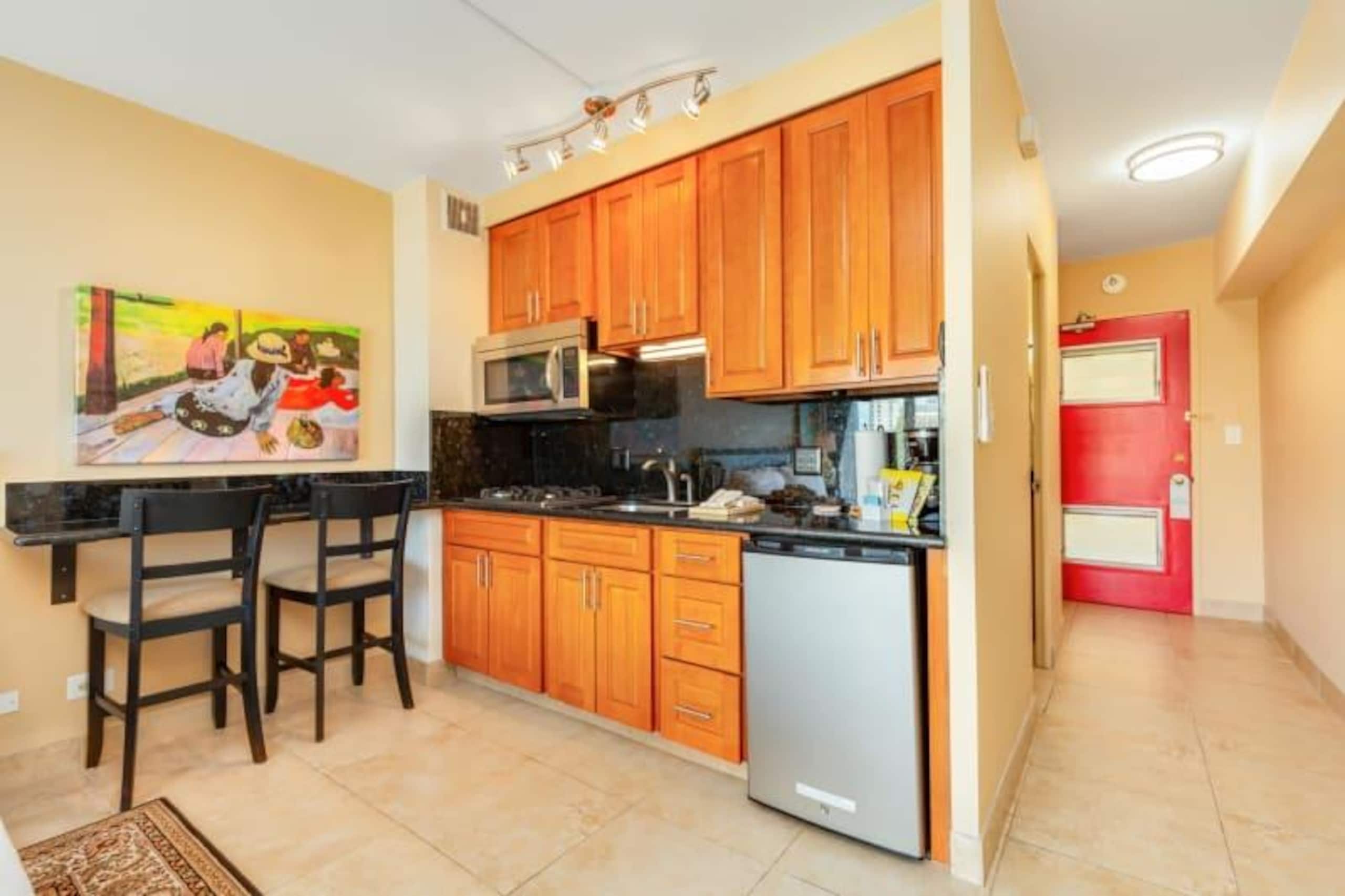 Condo in Honolulu · ★4.71 · Studio · 1 bed · 1 private bath - Image 3