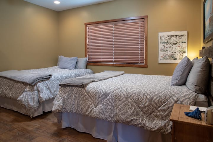 Четвъртата спалня от четирима в главната къща включва и две двойни легла. В главната къща могат да се настанят 12 души