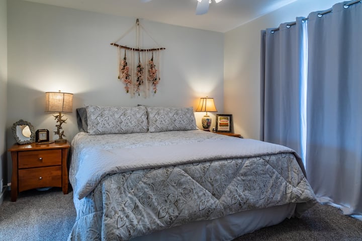 Първата спалня във ваканционната къща има двойно легло