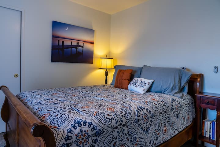 Третата спалня във ваканционната къща е главната спалня с голямо двойно легло и баня в апартамент