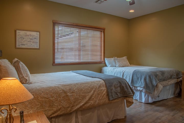 Третата спалня от четирима в главната къща включва две двойни легла