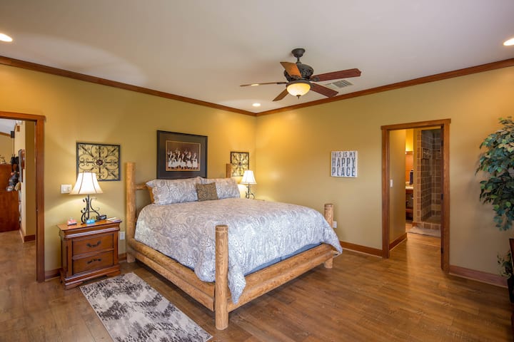 Втора спалня има суперголямо двойно легло и самостоятелна баня