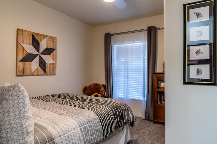 Втората спалня включва голямо легло