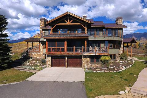 Sunlight Ridge Retreat 5BD Luxury, Hot tub, Views!