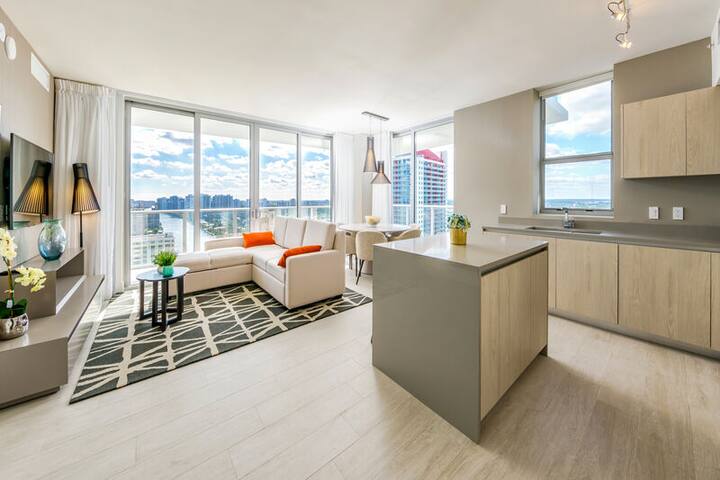Spectacular Corner Condo WaterViews 30Floor gallery image 2