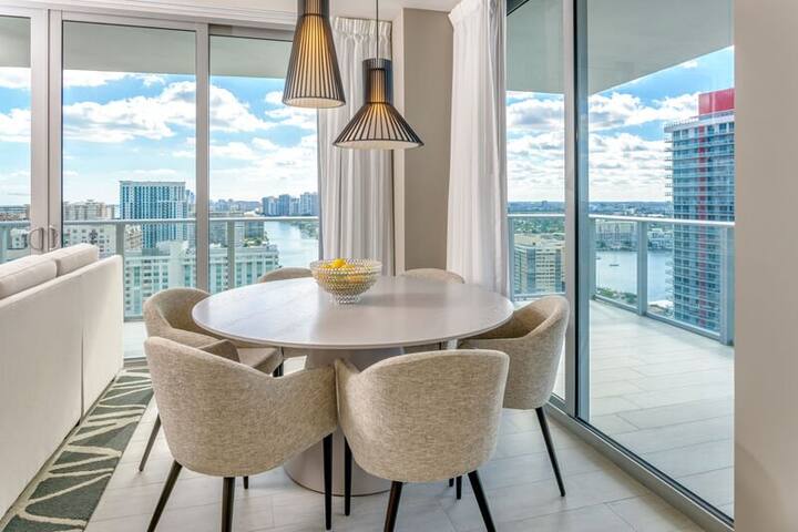 Spectacular Corner Condo WaterViews 30Floor gallery image 3