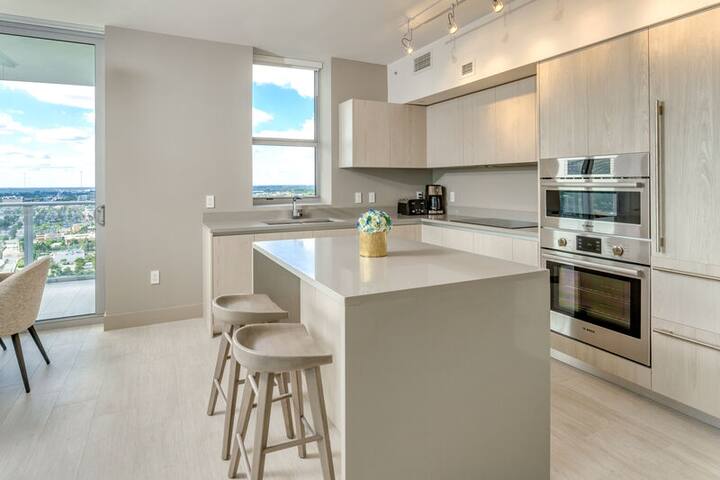 Spectacular Corner Condo WaterViews 30Floor gallery image 4