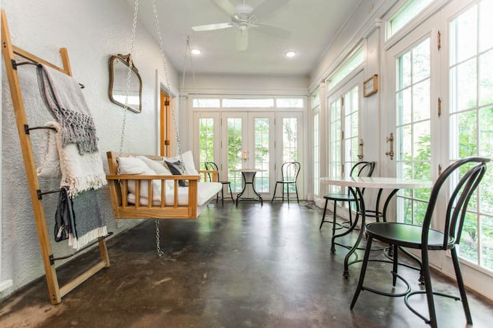 Southmoreland on the Plaza managed Airbnb listing 1