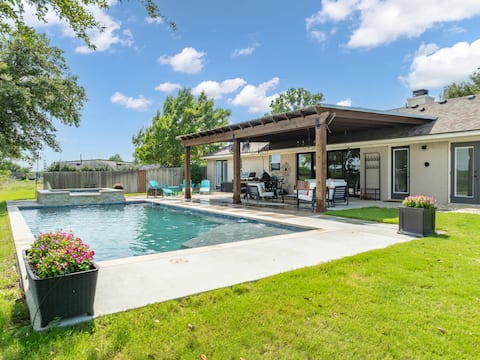 Hot tub/Pool at Honey Farms: Near Baylor and Silos