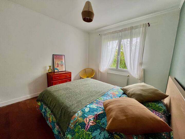 חדר ירוק גדול.