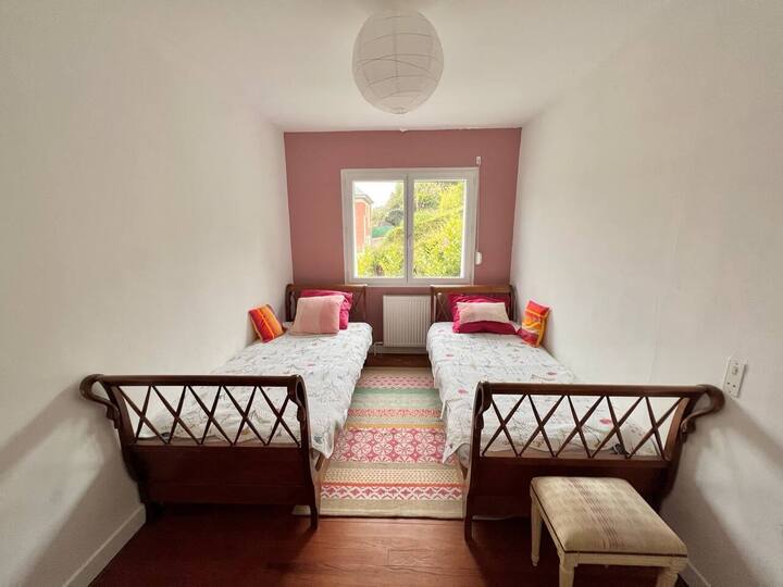 חדר ורוד עם 2 מיטות יחיד