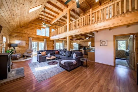 Spacious Cozy Cabin Retreat on 5-Acres w/HotTub!