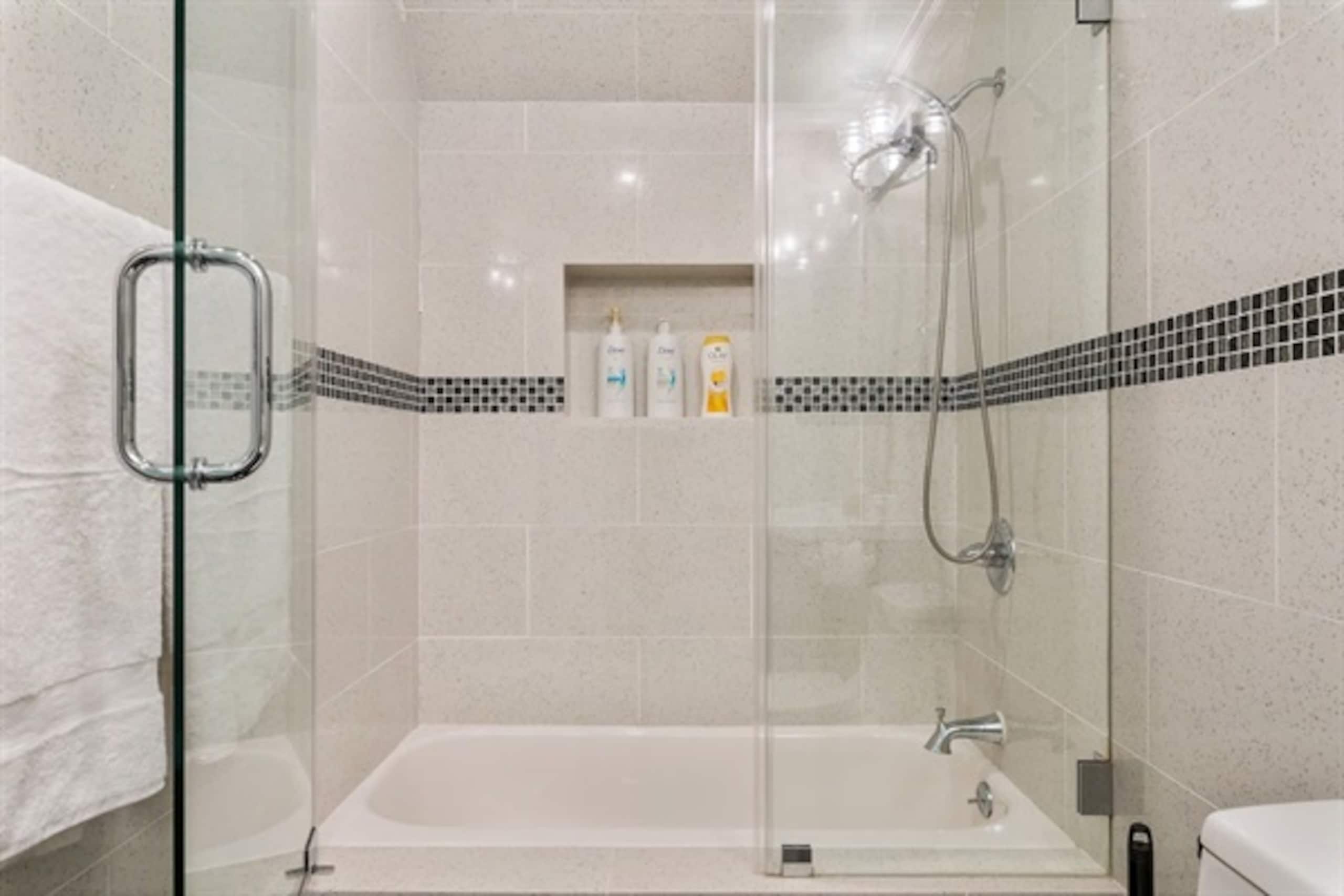 Home in San Francisco · ★4.97 · 4 bedrooms · 6 beds · 3 baths - Image 59