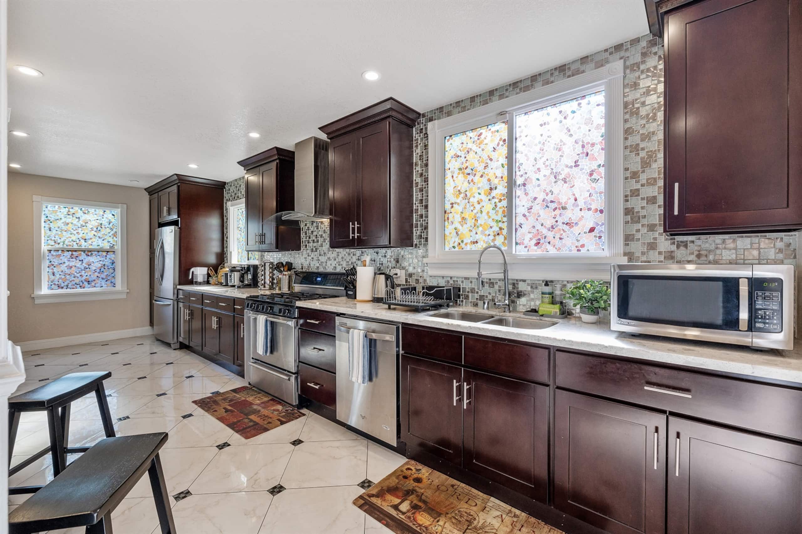 Home in San Francisco · ★4.97 · 4 bedrooms · 6 beds · 3 baths - Image 12