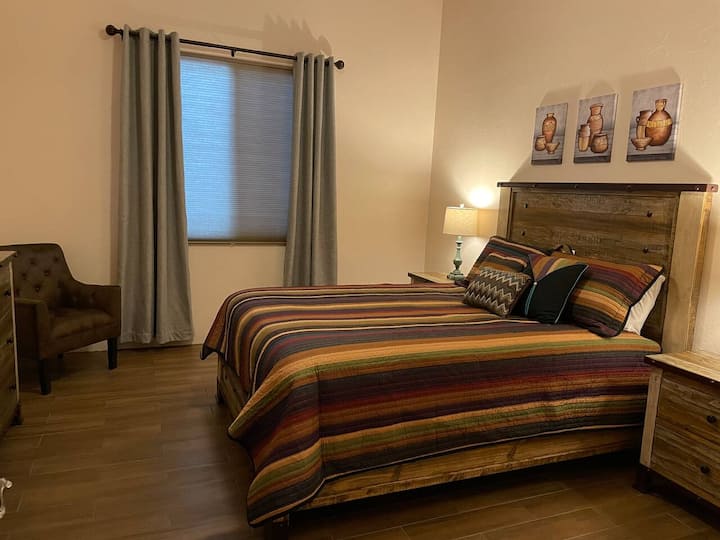 Master bedroom na may queen bed at mga USB charging port sa mga lamp 