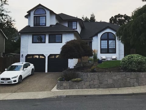 Manny’s Modern Valley Retreat