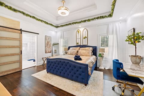 Stunning Mini Mansion Near Downtown & Airport