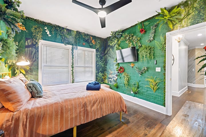 Acha Chumba chetu cha Msitu wa Mvua kikupa hisia ya kipekee ya kuwa ndani ya msitu. Chumba hiki kina kitanda cha ukubwa wa Malkia na Smart TV. Kidokezi cha kitaalamu: Tumia mashine ya sauti kwenye chumba kwa ajili ya sauti za msitu zilizoongezwa.