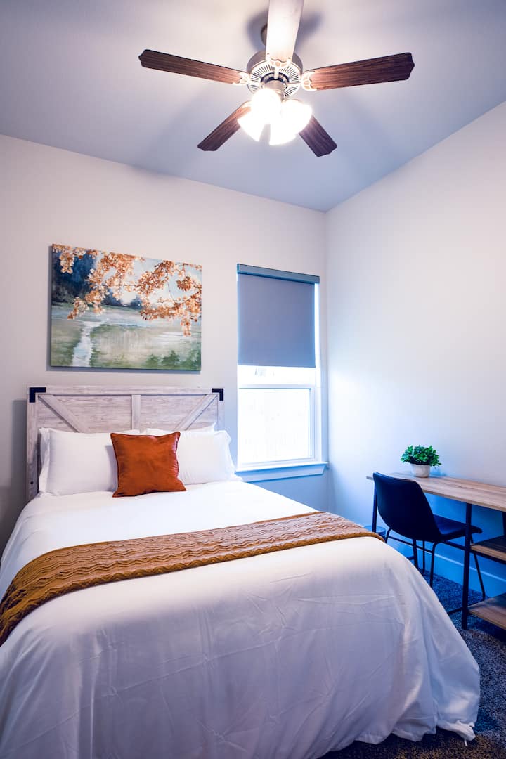 Kitanda cha kawaida (kinalala wageni 2) na sehemu ya kufanyia kazi inayoambatana