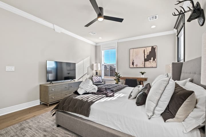 Нашата главна спална соба се наоѓа на приземјето.