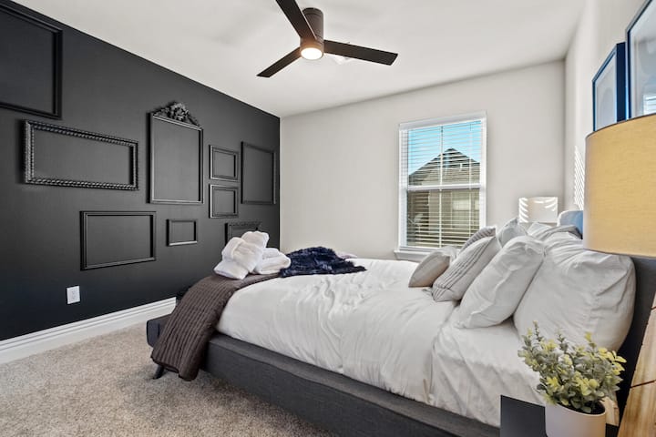 По ходникот, нашата спална соба со брачен кревет (широк 150-179 см) има голем плакар, прекрасен ѕид во рамка, многу природна светлина и бања во близина.