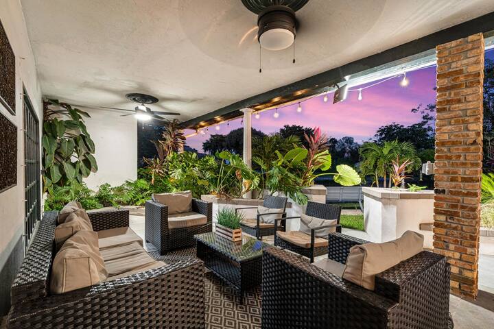 Amazing 8BR w/ Pool, Lake View&Tons of Amenities! gallery image 4