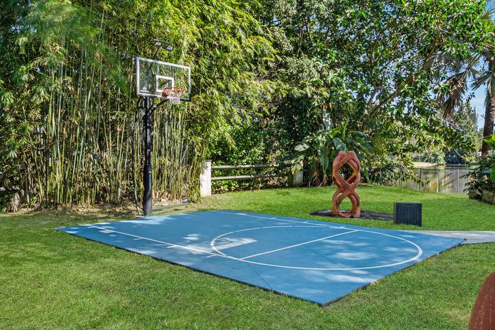 Amazing 8BR w/ Pool, Lake View&Tons of Amenities! gallery image 3