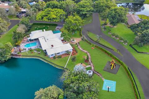 Amazing 8BR w/ Pool, Lake View&Tons of Amenities!