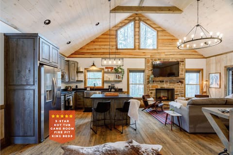 5-Star Cabin Sleeps 8- HotTub + FirePit + GameRoom