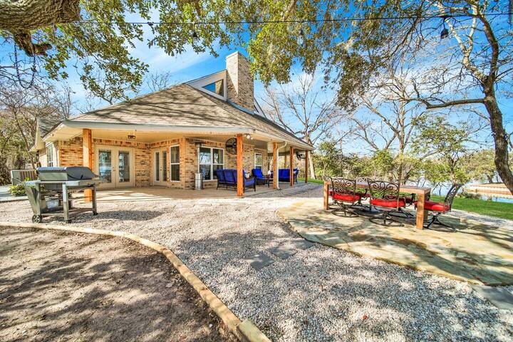 Lone Star Peninsula- Stunning Waterfront Retreat