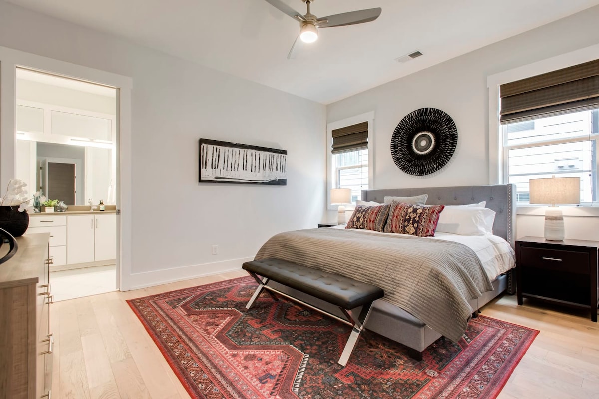 Pumzika katika chumba cha kifalme chenye nafasi kubwa, kilicho na godoro la kifahari na chumba cha kujitegemea kwa ajili ya starehe ya ziada na faragha.