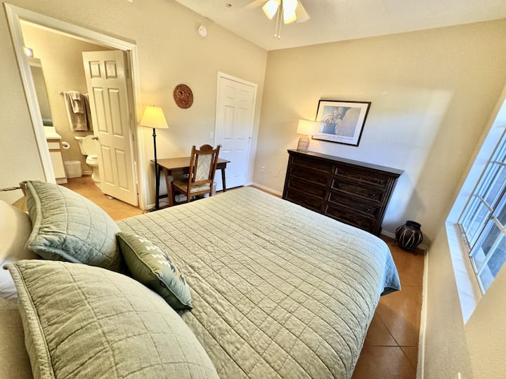 ห้องพักมีตู้เสื้อผ้าขนาดใหญ่และห้องน้ำที่เชื่อมต่อถึงกัน