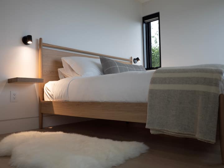 Veľká manželská posteľ – kanadská perina – vlnená prikrývka – 3 typy vankúšov – zatemňovacie žalúzie