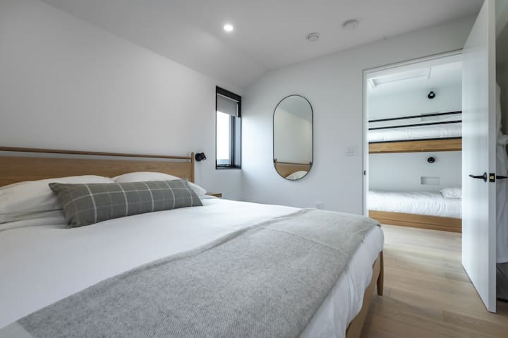 Horná spálňa s výhľadom na poschodové postele