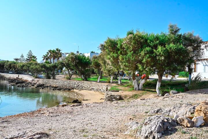 Beachfront Naoussa Bocamviglies – Up to 21 guests gallery image 4