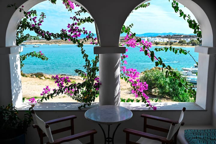 Beachfront Naoussa Bocamviglies – Up to 21 guests